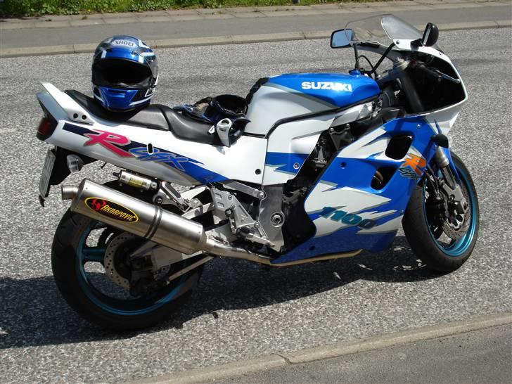 Suzuki GSX-R 1100 W. - et updateret billede med hvide blink & den nye udstødning fra "Akrapovic". billede 12