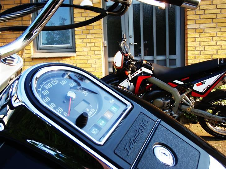 Suzuki VL1500 LC Intruder K3 - speedo og knejtens knallert i baggrunden. (: billede 14