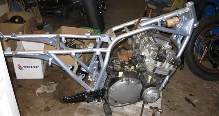 Suzuki GSX 750 "SOLGT" - så har jeg fået købt de stumper jeg mangler og er begyndt at samle. billede 3