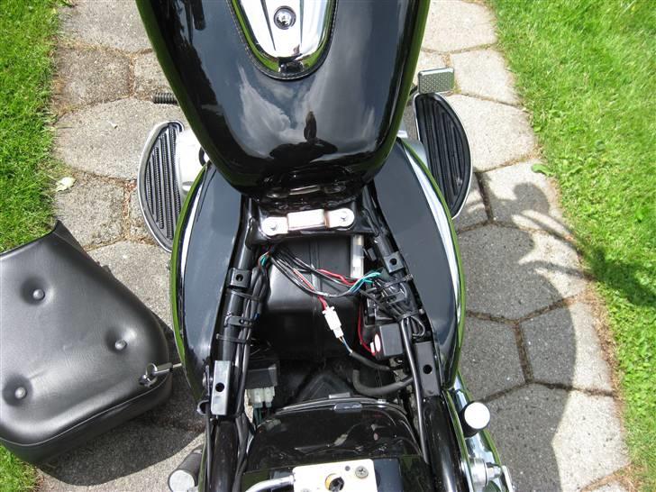 Dorton XT 250-16 - Et lille rum der er under sædet. Der kan lige ligge en kædelås der nede. billede 8