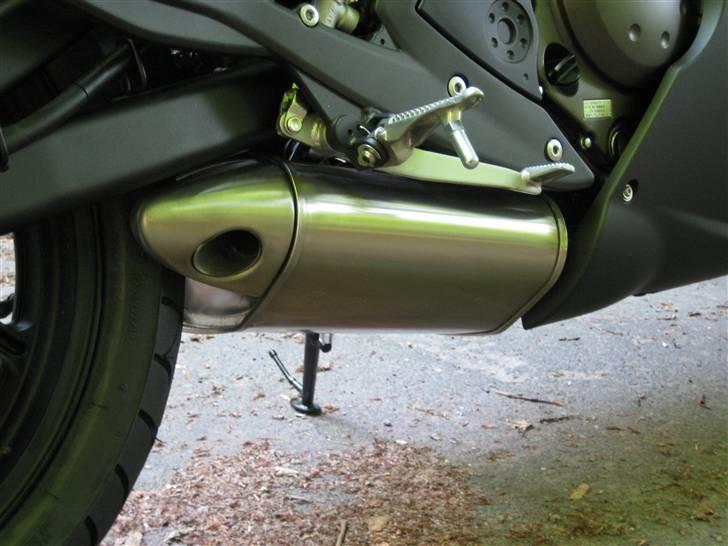 Kawasaki ER-6f (solgt) - Lydpotten ligger gemt under motoren. Den ses ikke bagfra billede 4