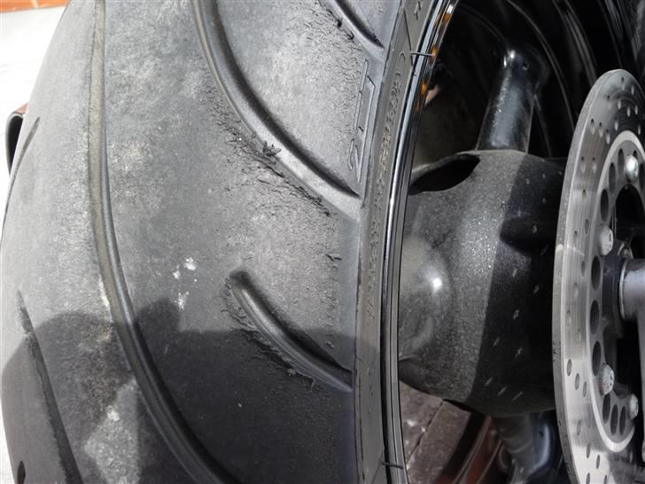 Yamaha XJR 1300 SP - Fnuller.......Det er jo en classic superbike, så den skal selvfølgelig også køres som sådan. Begge fodhvilere var også i jorden:-) Her er det bagdækket. billede 4