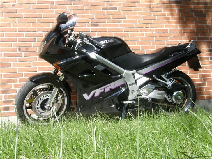Honda VFR750F - SOLGT - - Min kære Viffer. Forrygende køremaskine, der også kan spille (lidt) med musklerne billede 1