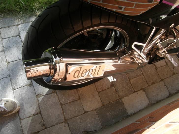 Honda VFR750F - SOLGT - - Lidt godt til øjet skal der også være plads til, og med omdrejninger nok, snerrer den billede 4