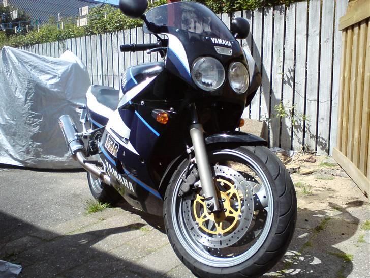 Yamaha fzr 1000 genesis - her står hun,lige efter jeg har hantet hende... billede 1
