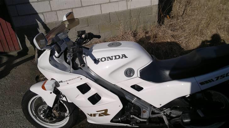 Honda VFR 750 F  " SOLGT" - så er den samlet, mangler kun wingrack billede 1