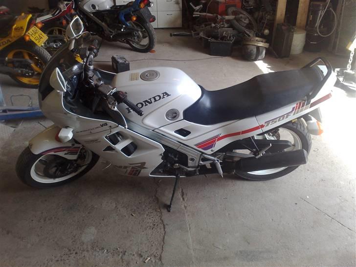 Honda VFR 750 F  " SOLGT" - venstre side har været nede, så her skal der rep. lidt billede 3