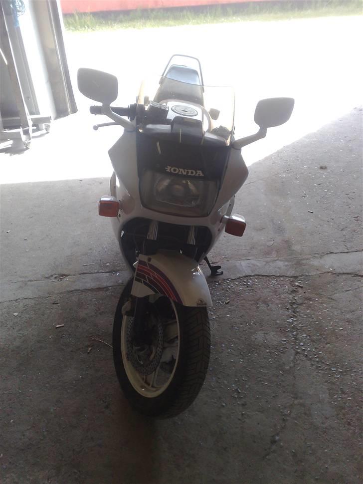 Honda VFR 750 F  " SOLGT" - mangler lidt skrift billede 5