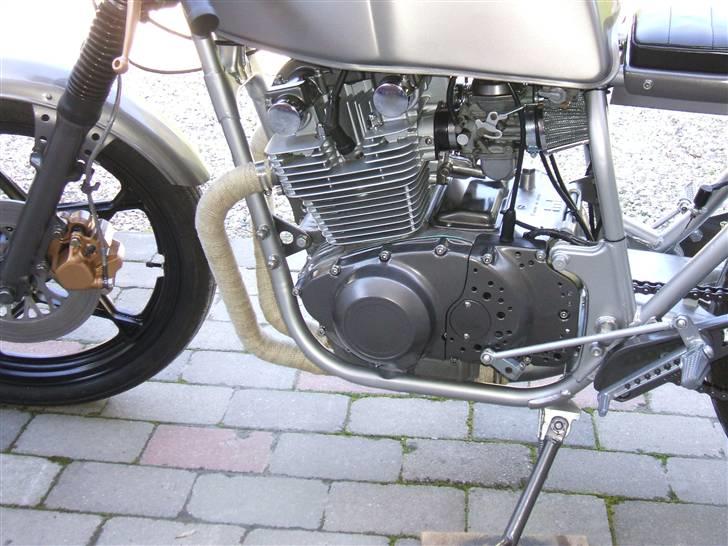 Suzuki GS 450 "cafe"-SOLGT- - Raask tilbageflytter,  Powerwrap og guldfarve på caliper, det er nok en 20-30 hk lige der ;-) billede 15