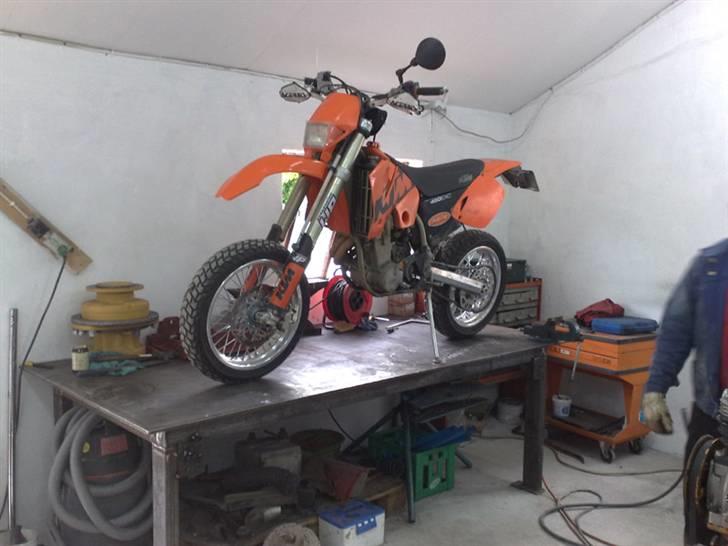 KTM 450 EXC  Solgt - Lige lidt service... Lånte motardhjul.. Det er jeg ikke gammel nok til at administrere pta. mine 41år.. billede 3