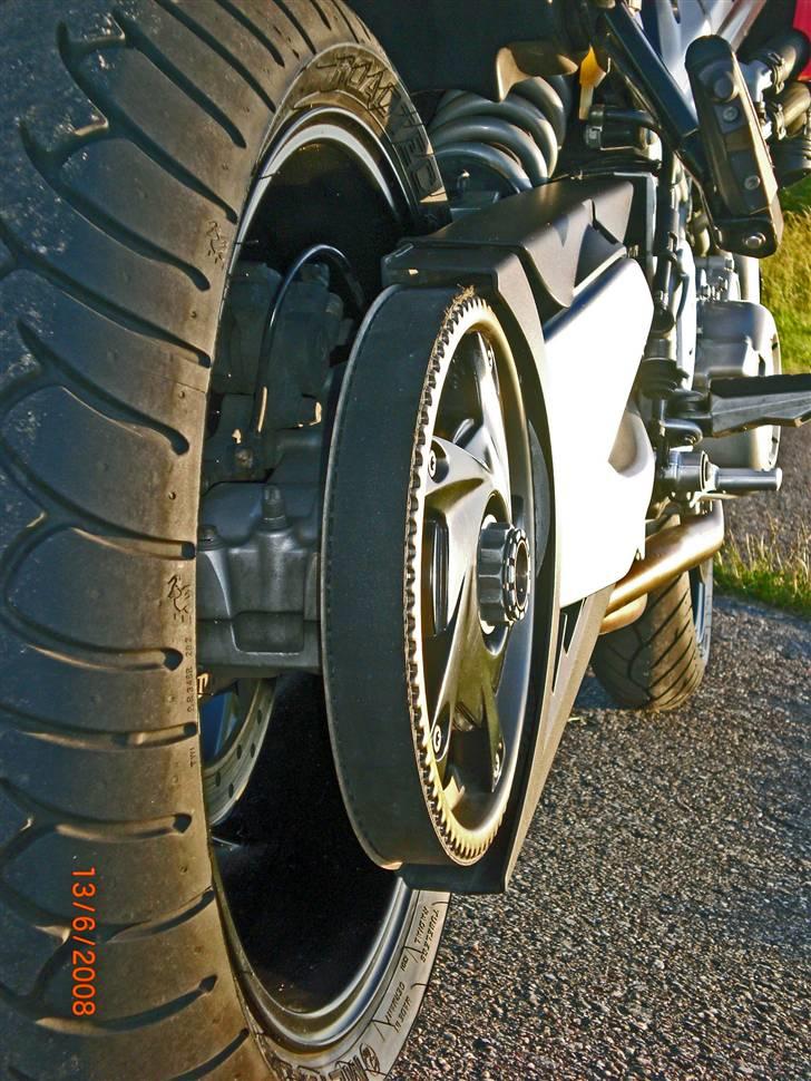 BMW F800 S - Skiftet fra Metzeler Sportec M1 til Roadtec Z6 gør at jeg slipper for manglende greb på kolde morgener. billede 14