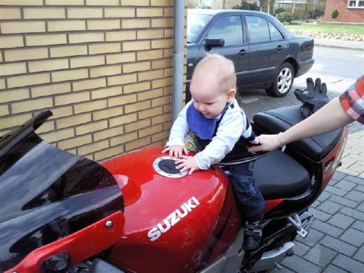 Suzuki gsxr 600 (solgt) - Han bliver en rigtig lille ræser min nevø billede 16