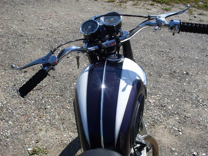 Triumph Daytona T100R - Farven hedder Jacaranda Purple, og blev i ´70 hurtigt døbt ´Deep Purple´ De 2 vinger skulle have været sølv m. hvid staffering - måske maleren misforstod opgaven? I øvrigt kom dette design først i ´72, så det er lidt snyd. billede 7