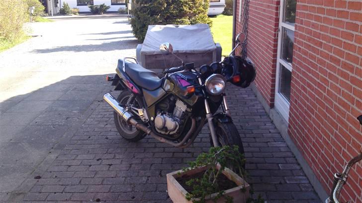 Honda CB 500 (SOLGT) - Her står hun og lytter ude foran musik studiet mens musikken flyder billede 1