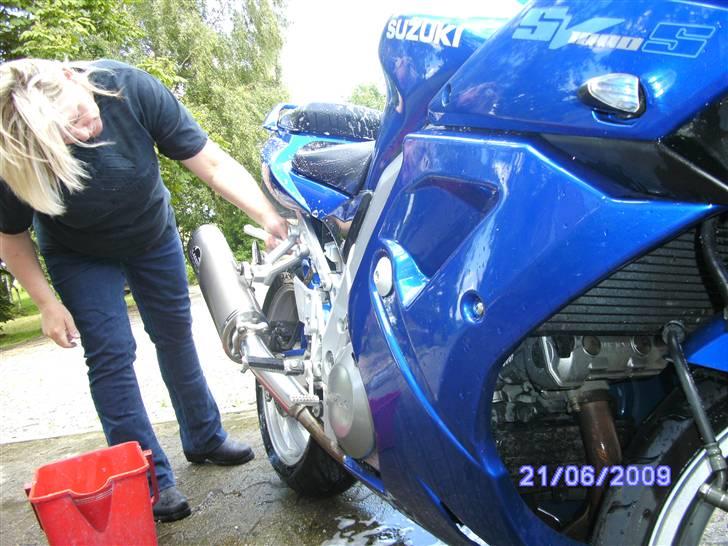 Suzuki SV1000S - Konen elsker at vaske kværnen...tror jeg nok.....he-he billede 10