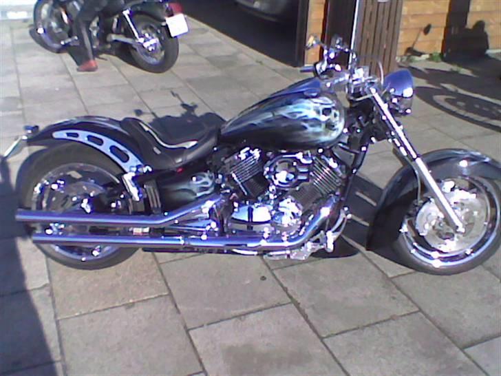 Yamaha 1100 Dragstar - Fra siden. billede 2