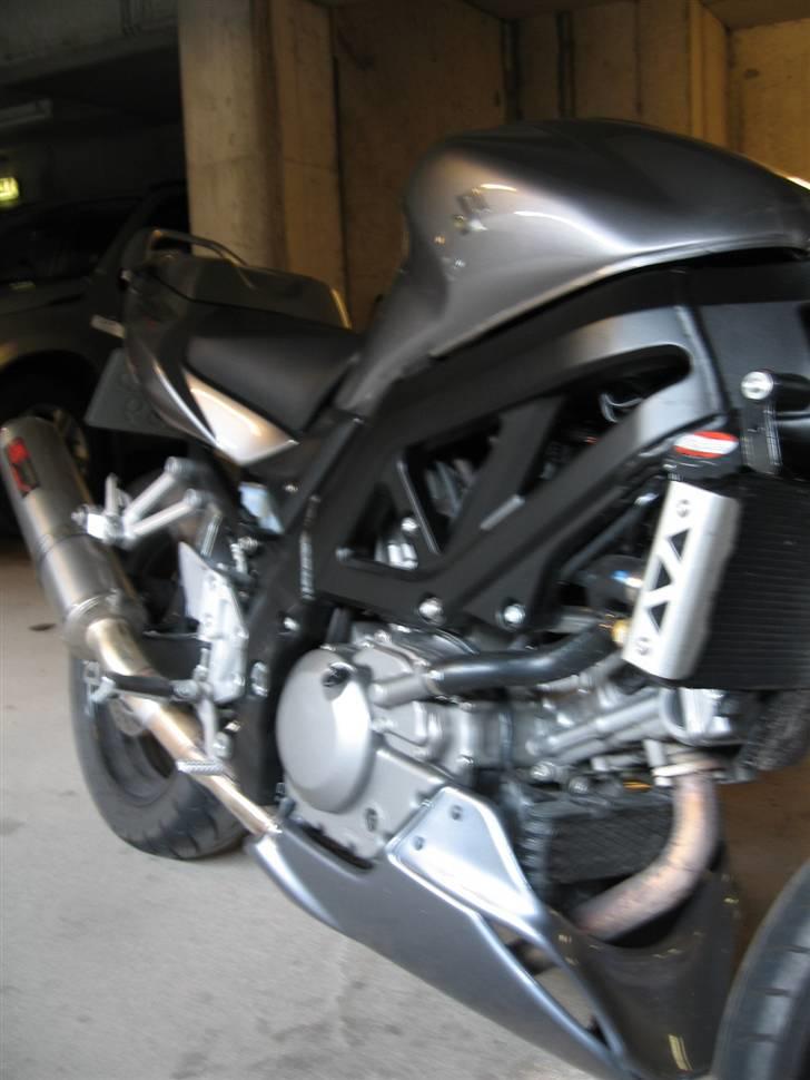 Suzuki SV650 AK7 (SOLGT) billede 9