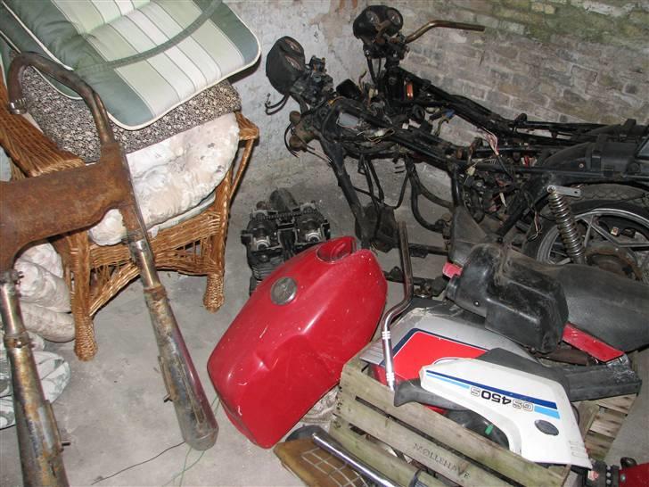 Suzuki GSX 250 *solgt* - 2 friske stel med afgift og stumper nok til at få dem til at køre ;) billede 5