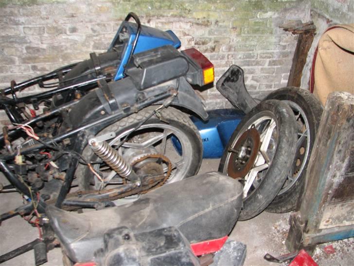 Suzuki GSX 250 *solgt* - Der er så lidt at arbejde med ;) billede 6