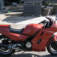 Yamaha FZ 750