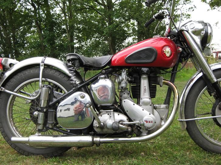 BSA B31 - Så er der kommet ny lydpotte og forrør på.Ny saddel og hj.lavet batterikasse. billede 3