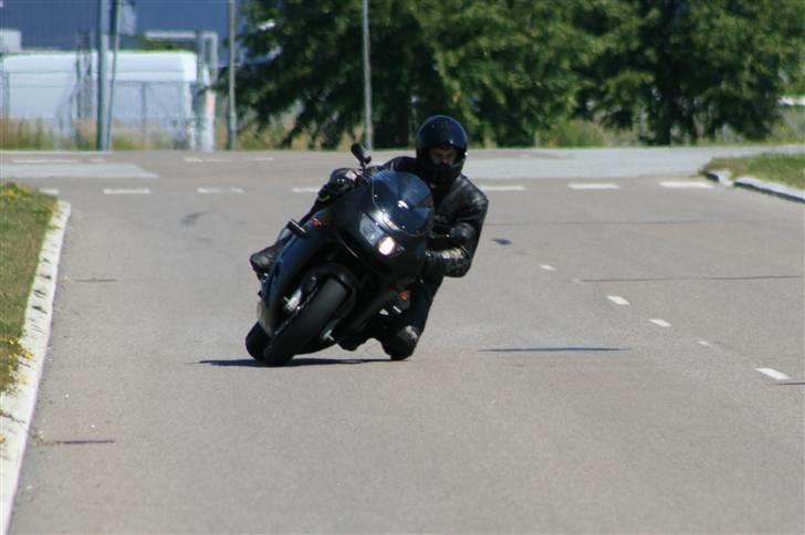 Kawasaki ZX9R Ninja > SOLGT < - Hvem siger man ikke kan lave knæskrab på en lige vej ?? :-D billede 11