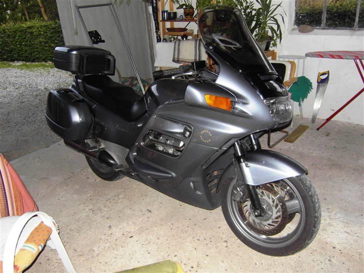 Honda ST 1100 Pan European - Den har selvfølgelig allerede fået sin plads i garagen, men den skal lige pussses og nusses en smule først... billede 2