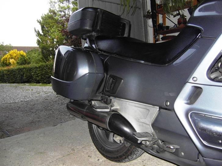 Honda ST 1100 Pan European - En flot udsikt på gården, så den har ik noget imod at vise sin bagdel til... billede 8