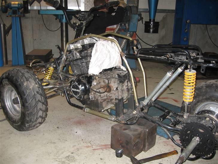 Suzuki GS 500 E på 4 hjul billede 5