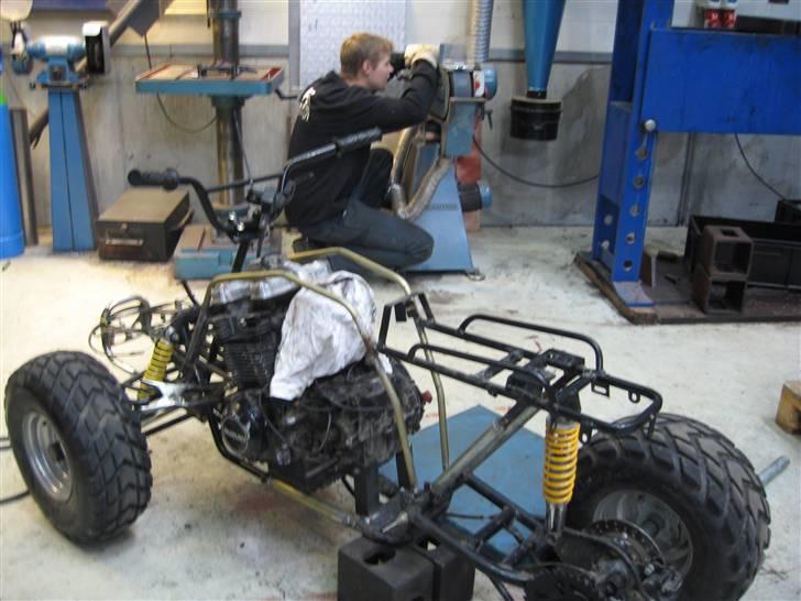 Suzuki GS 500 E på 4 hjul billede 6