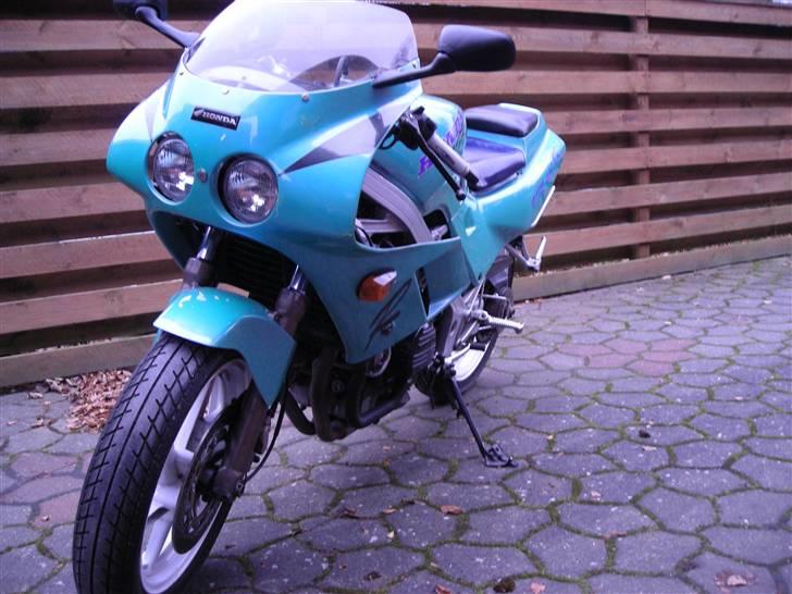 Honda VFR 400 RR billede 3