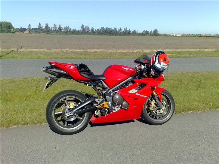 Triumph Daytona 675 - nu uden det uoriginale sorte logo på bunden af kåben.. billede 8