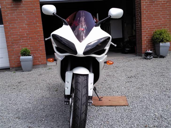 Yamaha R1 billede 8