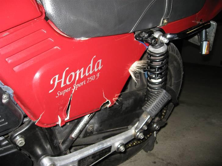 Honda CB 750 F Supersport - Resultatet af et møde med et stk. råvildt en mørk aften. Blev sendt grundigt på slingretur og skreg hjelmen fuld af smerte, da mit ben tog godt fra. Troede det var brækket, men slap med forskrækkelsen. Ku' prise mig lykkelig over at dens mor smuttede over billede 15