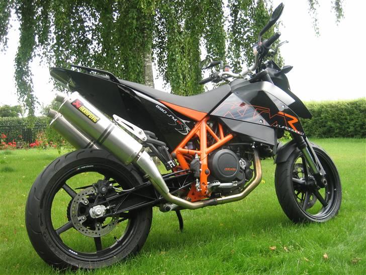 KTM 690 SMR - Nyvasket i haven billede 11