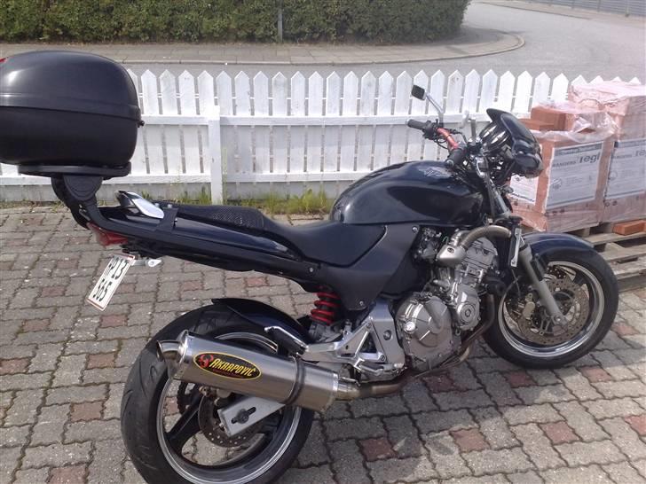 Honda Cb 600 F - Hornet*solgt* - Så har man fået topboks på. Ja, det ser lidt scooteragtigt ud...men praktisk! billede 5