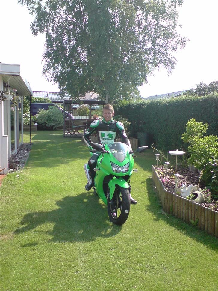 Kawasaki Ninja 250 R *SOLGT* - Så har jeg endelig fået rullet mc´en ud. Klar og med den nye dragt :D billede 12