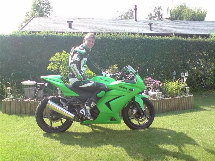 Kawasaki Ninja 250 R *SOLGT* - Så har jeg endelig fået rullet mc´en ud. Klar og med den nye dragt :D billede 13