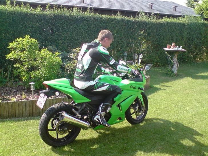 Kawasaki Ninja 250 R *SOLGT* - Så har jeg endelig fået rullet mc´en ud. Klar og med den nye dragt :D billede 14