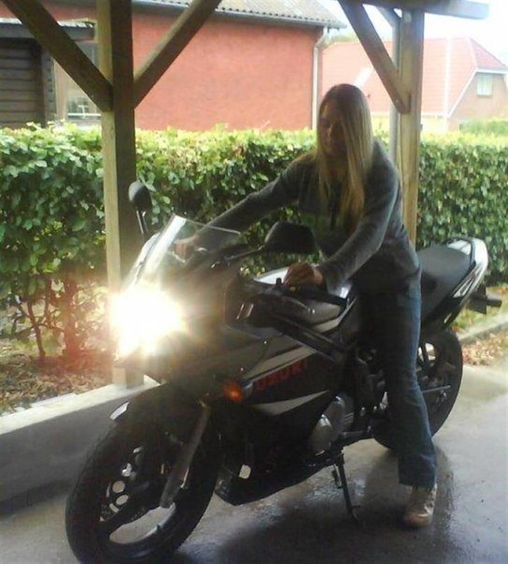 Suzuki GS 500 FK7 *SOLGT* - Lillepigen skal ha´ lidt starthjælp.. choker er et must.. ellers strejker hun. billede 12