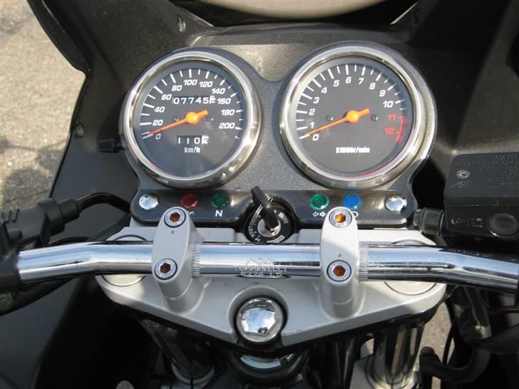 Suzuki GS 500 FK7 *SOLGT* - Ja, det er ikke mange kilometer, hun har på bagen endnu. billede 9