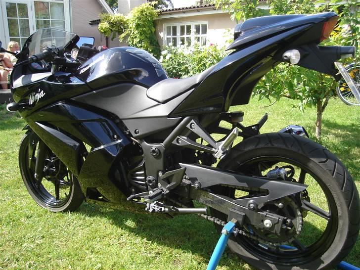 Kawasaki Ninja 250r - Man kan nemt se at den er noget højere end andre mini-ninjaer. Jeg synes selv det ser kanon godt ud, samt det giver en bedre kørestilling :) billede 9