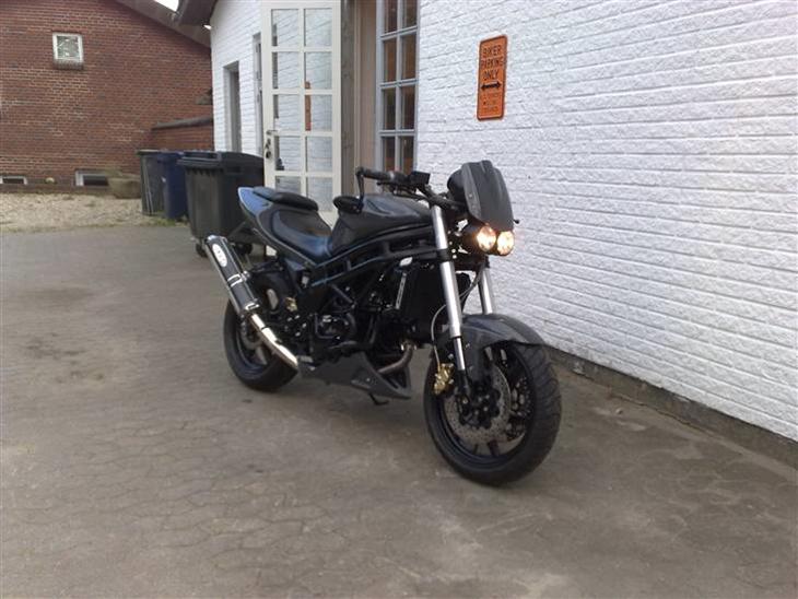 Hyosung GT 650 - Som den ser ud nu sort, matsort og Audi nimbus grå med guld kalipere. billede 1