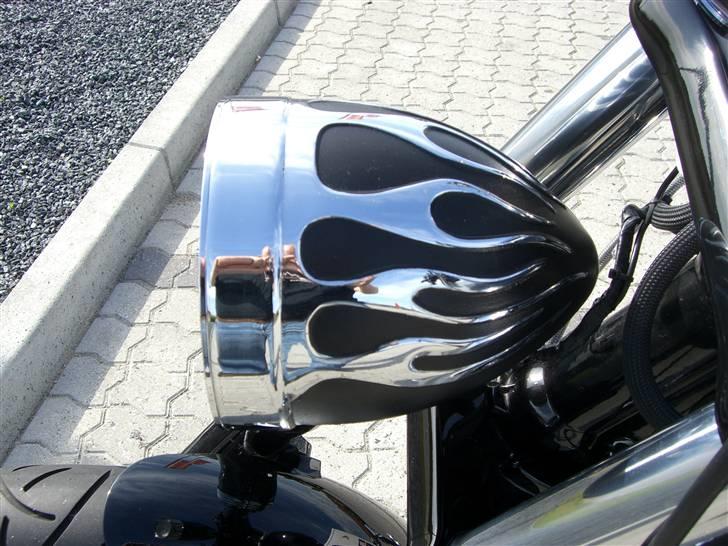 Harley Davidson *Custom Dyna Street Bob* - Pulverlak mellem flammerne - 3D. 
Og den nye Phillips pære - De giver MEGET mere lys end normal.  billede 8