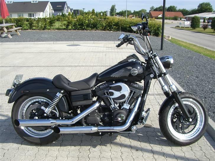 Harley Davidson *Custom Dyna Street Bob* - solo cykel - igen. Nu skal der bare nye potter på i  mat-sort. Og Hot-Rod flammer med flake.  billede 13