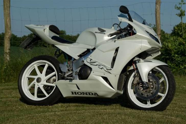 Honda VFR400 - Foto: Aarfeldt billede 1