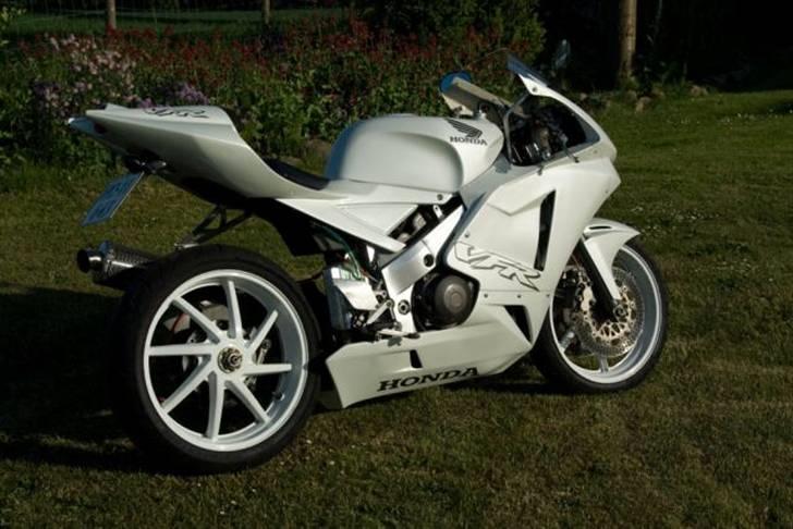 Honda VFR400 - Foto: Aarfeldt billede 3