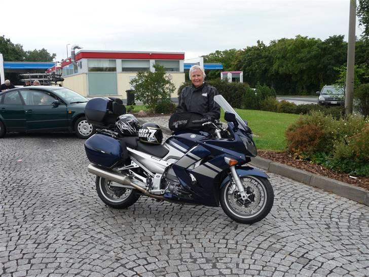 Yamaha FJR 1300 * SOLGT* - En FJR 1300 kan sagtens køre dig træt!! (en rasteplads på den tyske autobahn) billede 2