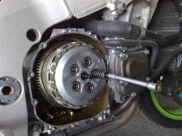 Kawasaki ZX9R **SOLGT D. 8/6-11** - Næsten færdig med at montere EBC koblingsfjedre... billede 18