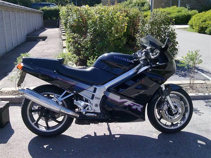Honda VFR750F - SOLGT - - Endellig kom der sædeskal på billede 6